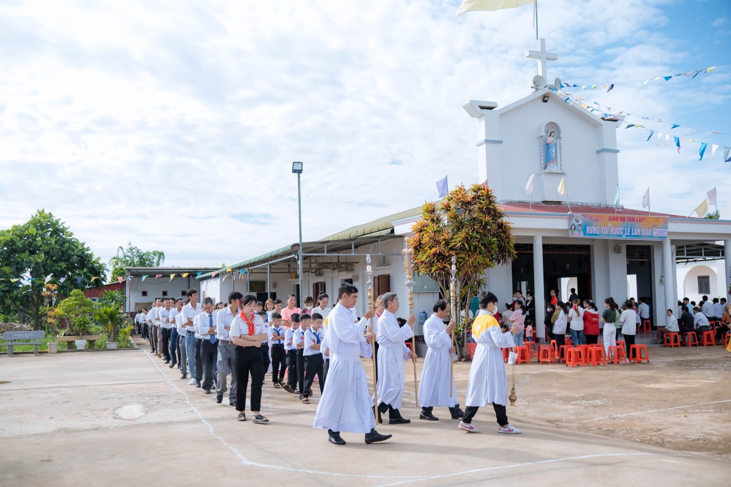 GIÁO HỌ TÂN LẬP - GP BAN MÊ THUỘT: 48 EM THIẾU NHI RƯỚC LỄ LẦN ĐẦU