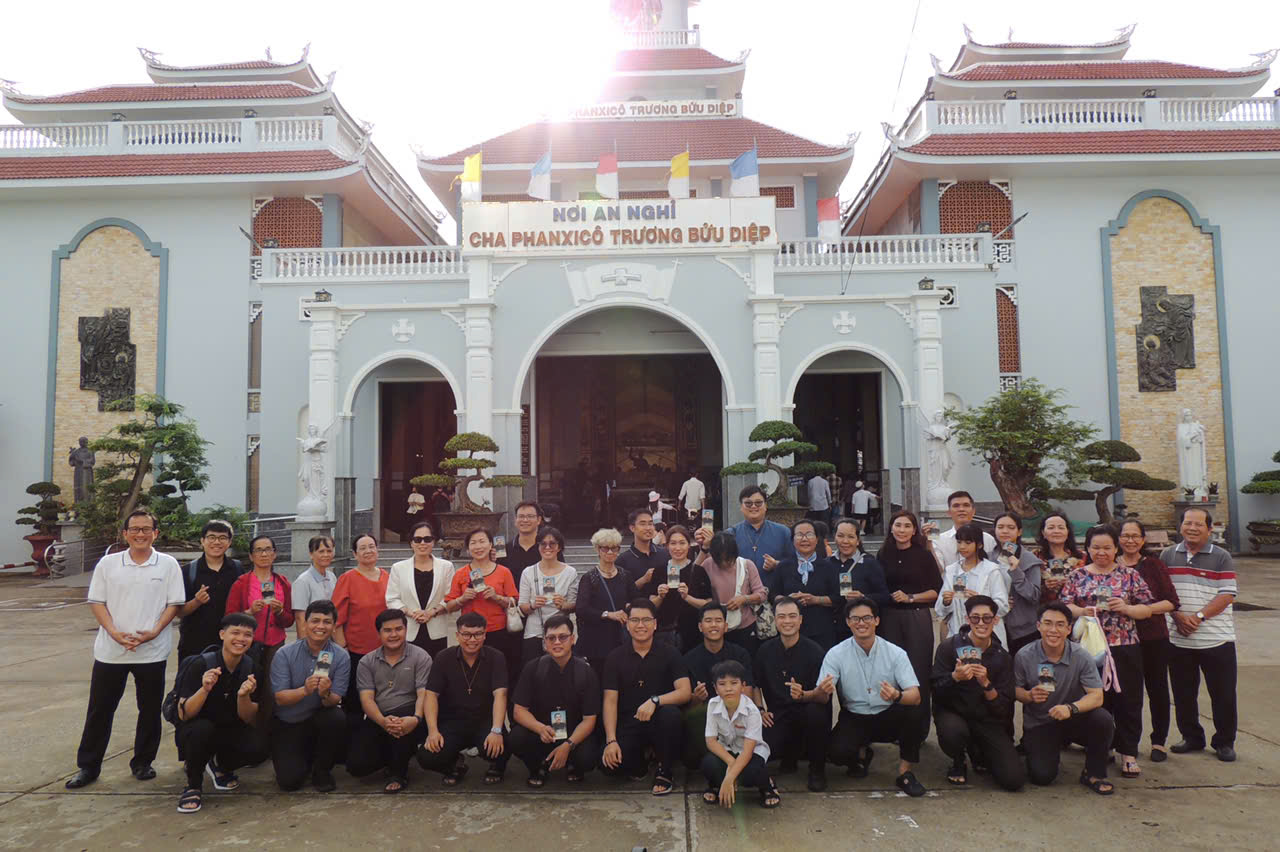 HÀNH TRÌNH TẠ ƠN VÀ PHỤC VỤ