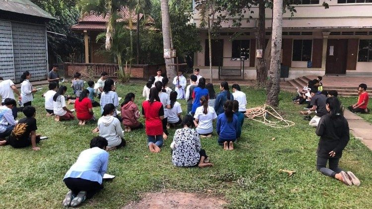 SỨ THẦN TOÀ THÁNH TẠI CAMPUCHIA KHUYẾN KHÍCH TÍN HỮU HỌC KINH THÁNH.